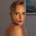 Charlize Theron grudi prekrivala rukama uo&ccaron;i premijere filma