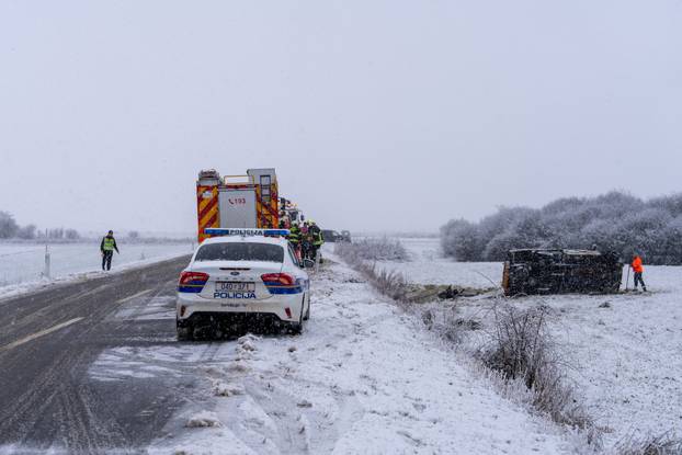 Otočac: Vatrogasci izvukli osobu koja je teretnim vozilom sletjela s ceste