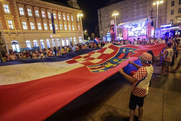 Zagreb: Navijači na Trgu bana Josipa Jelačića razvili veliku hrvatsku zastavu