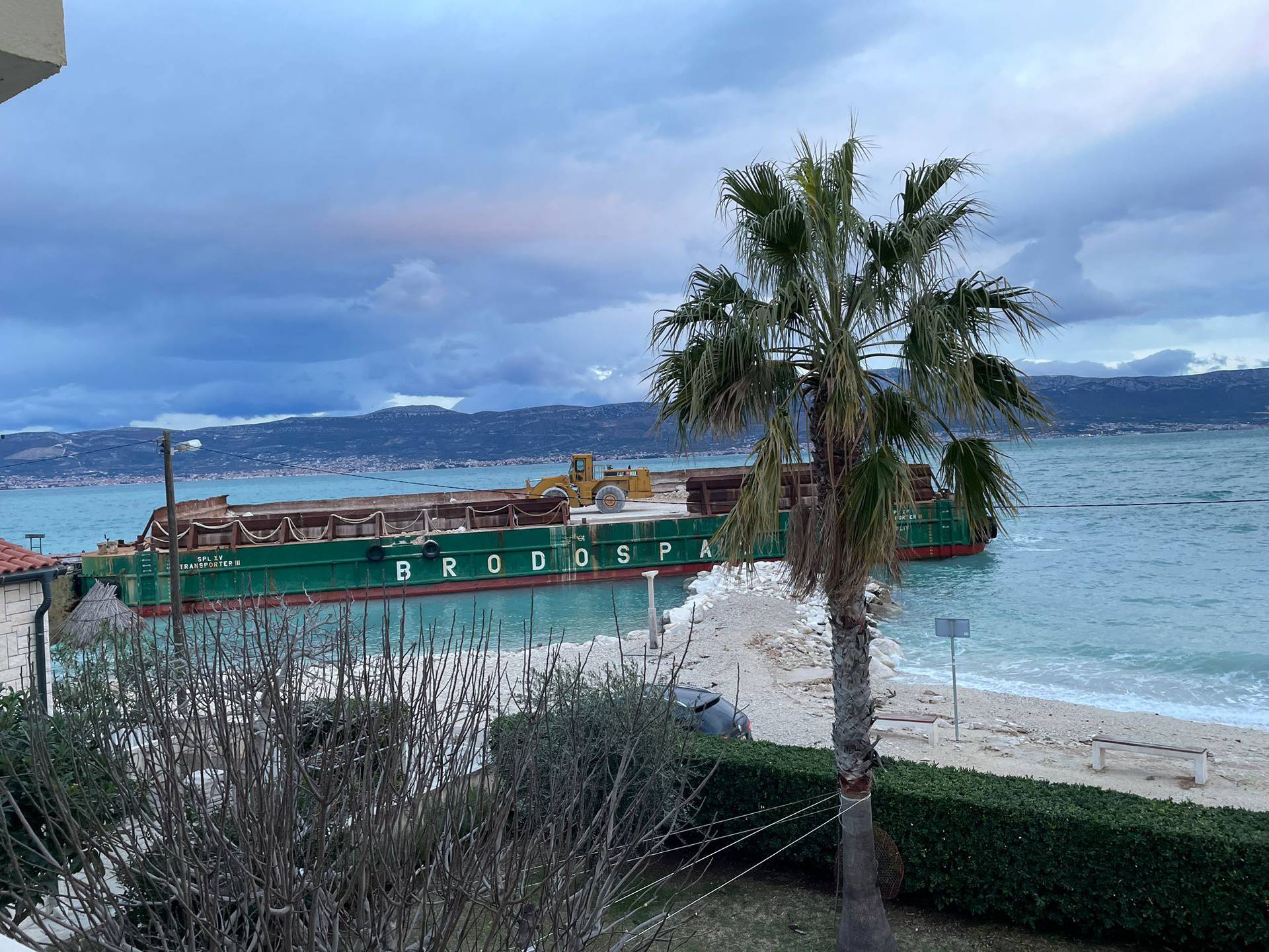 NE MOŠ TU PARKIRAT Hej, brod nam je ispred kuće! 'Nevrime ga je donilo. Odnilo je cilu plažu'