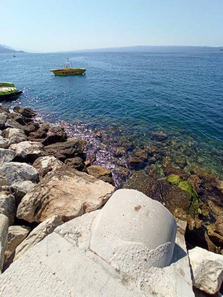 Poznata splitska plaža puna nepoznate tekućine: 'Izašla je iz cijevi, pola plaže se zapjenilo'