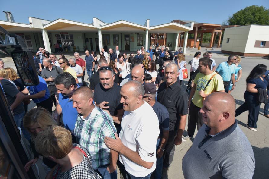 GospiÄ: Äetiri autobusa Älanova HDZ-a krenulo je za Zagreb na sastanak s premijerom