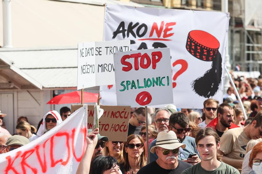Glavni trg u Zagrebu prepun prosvjednika zbog opasnog otpada u Lici