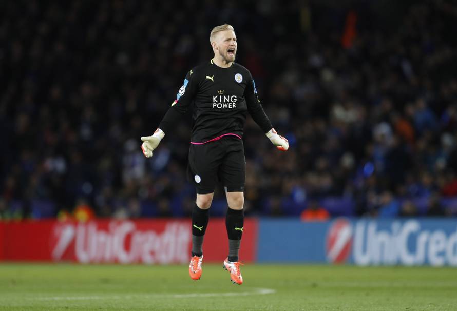 Leicester City's Kasper Schmeichel gestures to the crowd