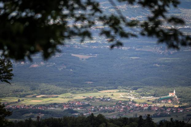 Zagreb: Panoramski pogled na Hrvatsko zagorje sa Sljemena