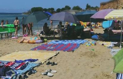 Urnebesne scene s plaže: Uzeli šest suncobrana i pola dnevne sobe, fali im samo televizor