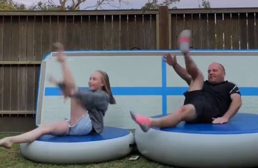 Otac i kći hit na Instagramu: Dok ona vježba, on je kopira!