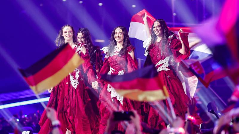 VIDEO Pogledajte trenutak kad su Lelekice podigle hrvatsku zastavu na stageu Eurosonga