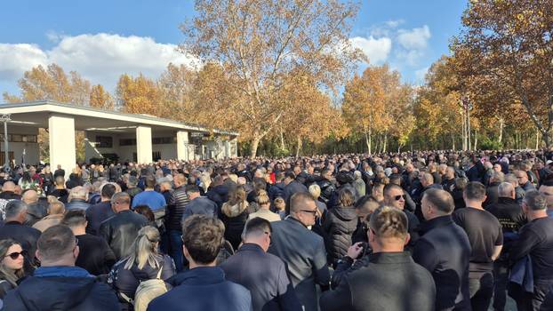 FOTO Posljednji ispraćaj heroja Vukovara Nicoliera:  Ljudi stižu iz cijele Hrvatske. Grad je pun...