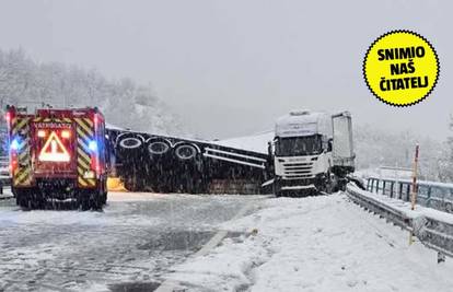 VIDEO Snježni kaos na A1: Kamion se prevrnuo  kod  Ogulina. Prekinut promet