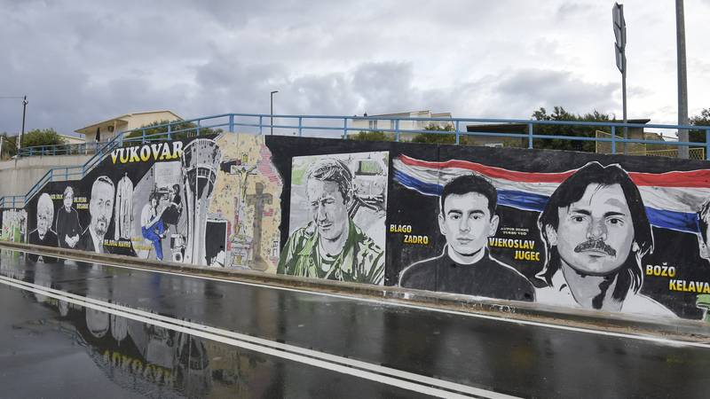 FOTO U Primoštenu osvanuli murali za heroje Vukovara: Evo što je napravila njihova Torcida