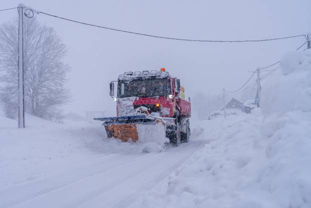U Vrhovinama i Babinom Potoku palo je oko 50 do 80 cm snijega 
