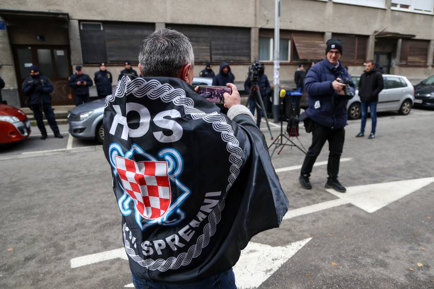 Prosvjednici  su stigli pred stan Tomislava Tomaševića i najavili  da će pjevati Thompsonove pjesme 