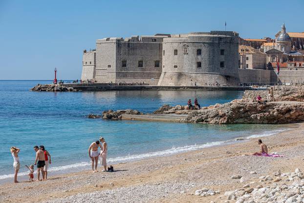 Dubrovnik: Posjetitelji plaže Banje uživaju u sunčanom danu