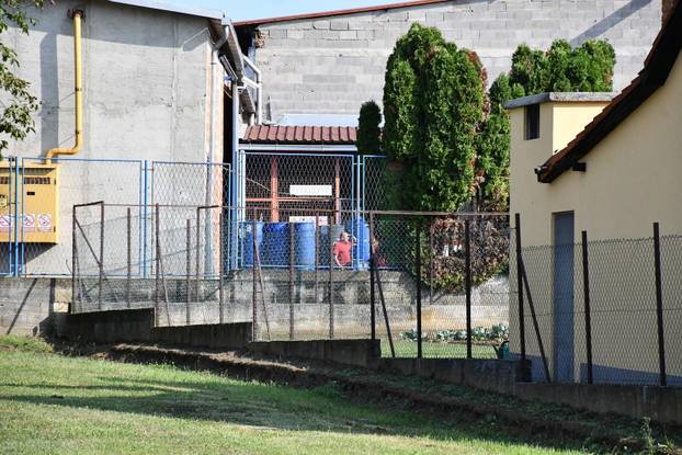 FOTO Izgorjeli skupocjeni auti kraj Požege: Viličarima ih iznosili da spriječe katastrofu