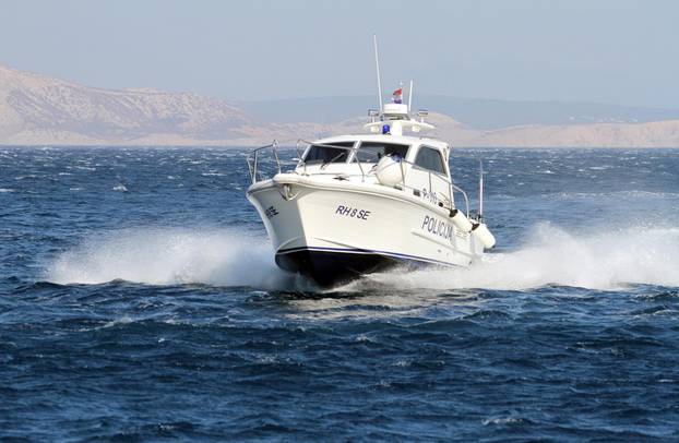 Senj: Policajci pomorske policije uz policijski brod u luci i na zadatku