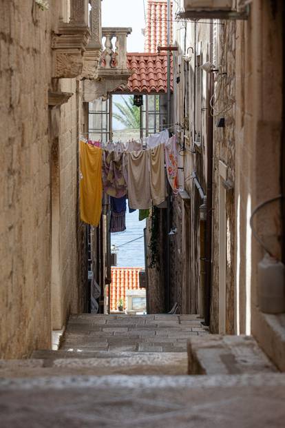 Grad Korčula pravi je mali biser i za razgledavanje i za kupanje