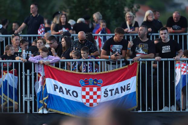 Sinj: Thompsonovi obožavatelji čekaju početak koncerta na hipodromu