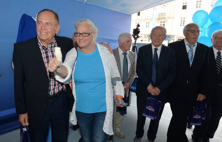 To su pravi šampioni! Trofej i lopta iz '67. izloženi na Trgu