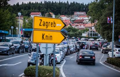 Kolone vozila iz smjera Sinja prema Splitu, Drnišu i Kninu