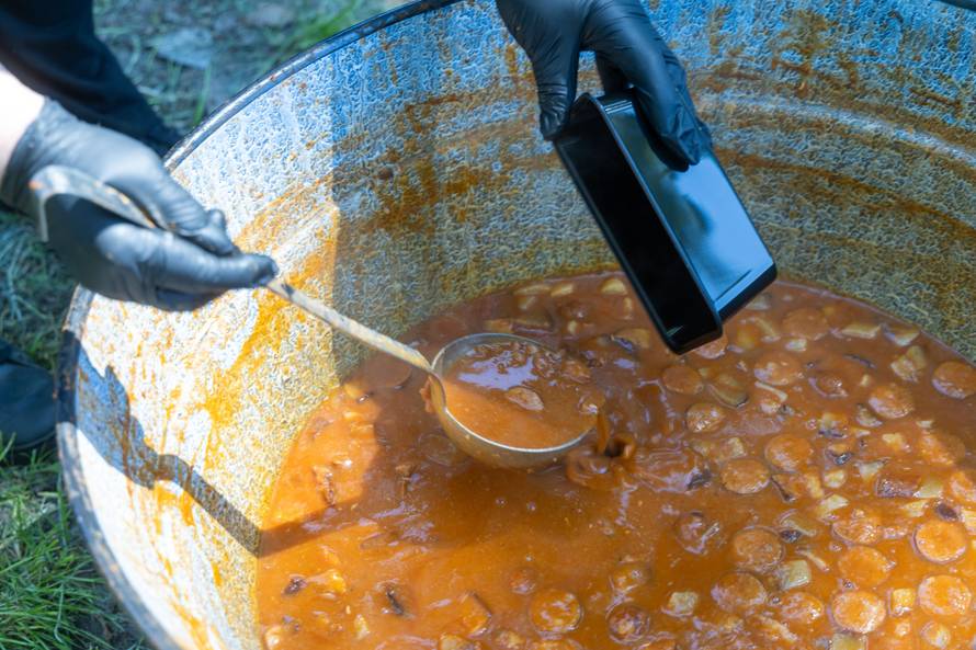 Osijek. Podjela graha na lijevoj obali Drave na Praznik rada