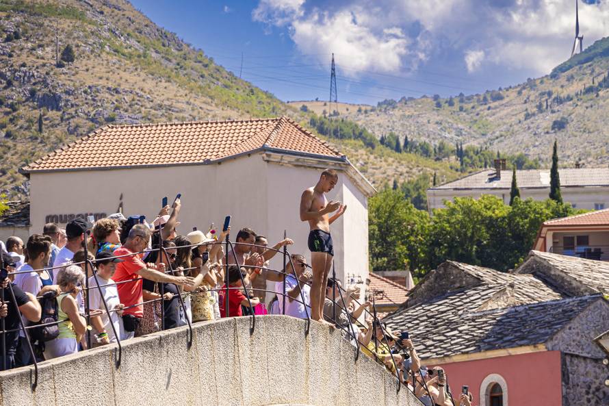 Mostar: Skok bez aplauza u znak sjećanja na Srebrenicu