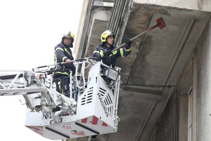 Zagreb: Vatrogasci uklanjaju opasne dijelove pročelja u Preradovićevoj