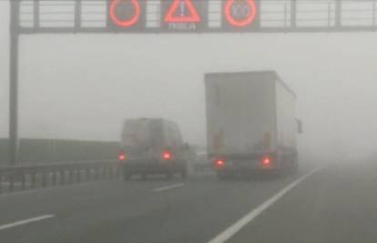 Vozači, oprez: Magla usporava promet, moguća je i poledica