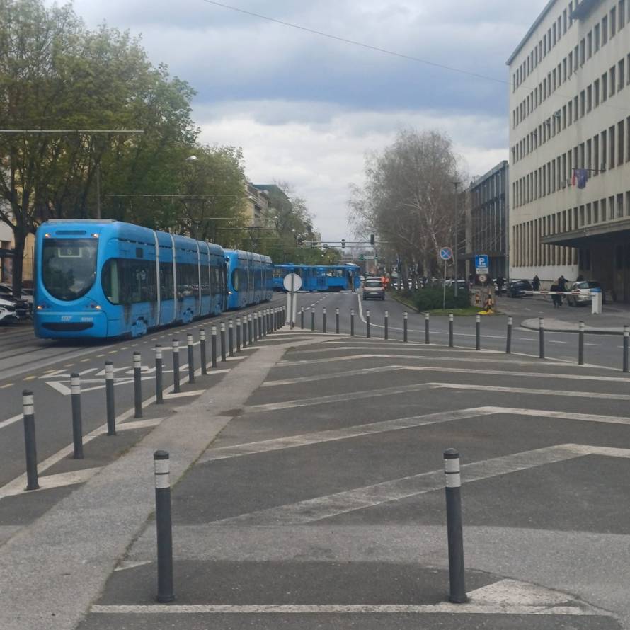 Tramvaj iskočio iz tračnica u centru Zagreba nakon sudara! Kolaps prometa prema istoku