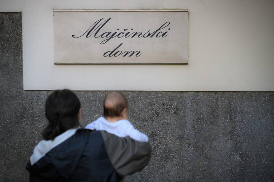 24SATA Zagreb: Reportaža s maloljetnim majkama koje žive u Nazorovoj s bebama