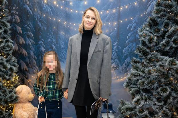 Na premijeru predstave 'A, gdje su lampice?' stigli i poznati: Bile su Doris Pinčić, Anja Alavanja...