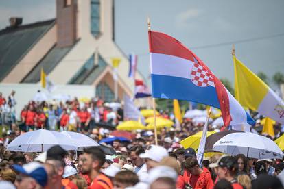 FOTO Tisuće mladih vjernika hodočaste prema Svetom Duhu