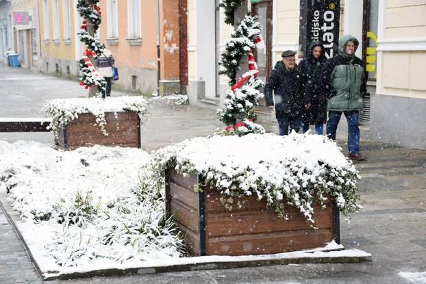 Snijeg zabijelio ulice u Sisku