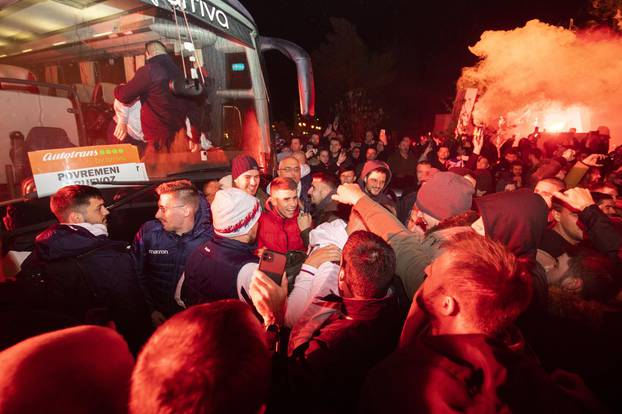 Navijači priredili doček igračima Hajduka koji su slavili u derbiju s Dinamom