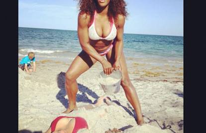 Serena je na pisti izgledala još robusnije zbog krive haljine...