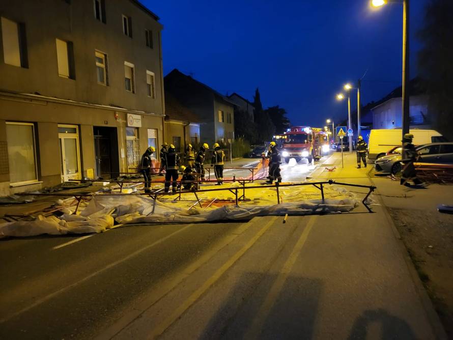 Olujni vjetar stvara kaos, srušio je skelu u Zagrebu, čupa lim i antene, bacio stablo na žice...