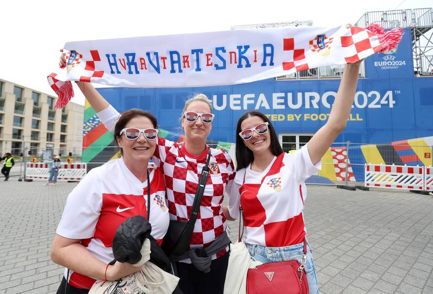 Berlin: Pored Fan zone blizu Brandenburških vrata počeli su se okupljati hrvatski navijači