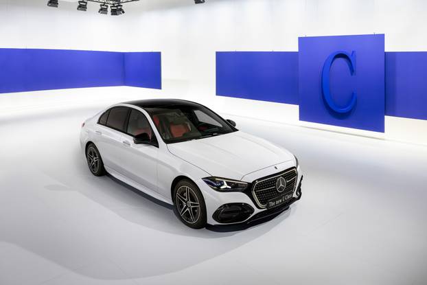 Vertraute Stärke auf einem neuen Niveau: Die neue Mercedes-Benz C Klasse bleibt sich treu – und wächst über sich hinausThe new Mercedes-Benz C-Class: Refined strength. Trusted continuity.