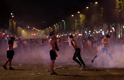 Vandali se u Parizu sukobili s policijom, razbijali su izloge