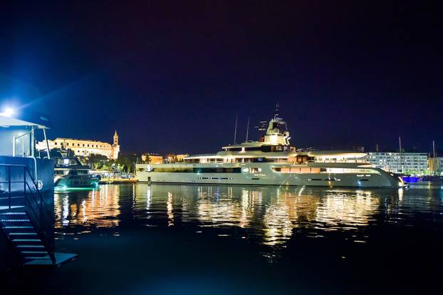 U pulskoj luci privezana je jahta Lady  S koja  tjedno košta 1,5 milijuna eura