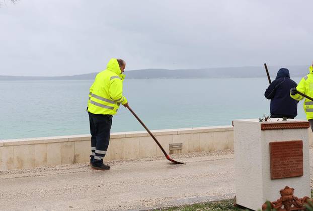 Kaštela: Sanacija štete od posljedica jakog juga i plime