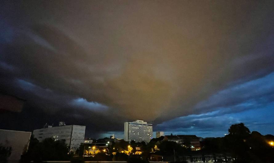 Kaos na ulicama Zagreba: Auto završio u rupi, tramvaj izletio iz tračnica, vjetar bacao kontejner