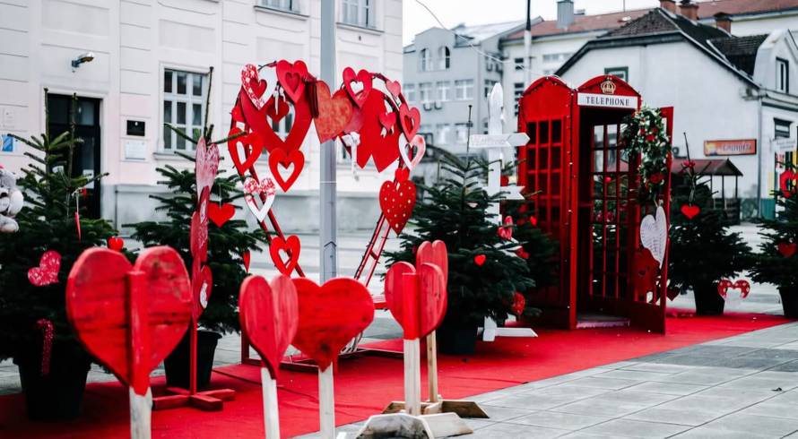Svi fotkaju Love Park: Mladi Virovitičani pomogli urediti gradski park za Valentinovo