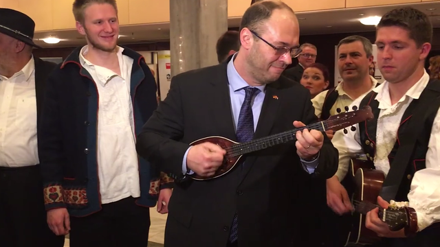Ministar zasvirao tamburicu: Stier se zabavlja u Njemačkoj