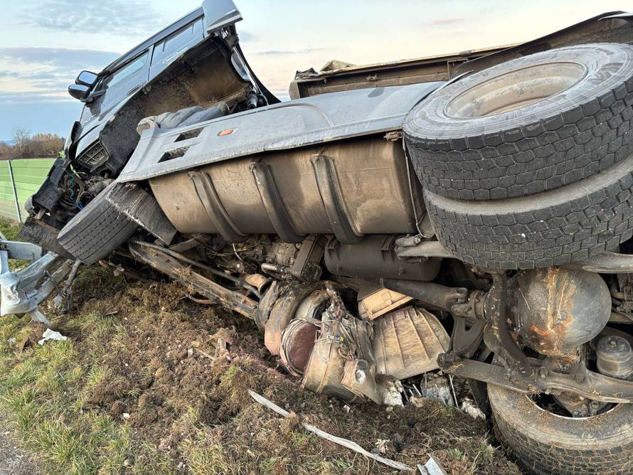 Dramatične fotografije s A4: Kamionu pukla guma u vožnji! Sletio s ceste pa probio ogradu