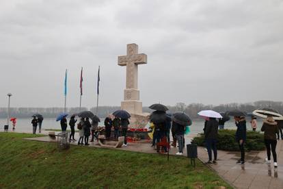 Vukovar: Okupljanje građana prije početka kolone sjećanja povodom obilježavanja Dana sjećanja na žrtve Domovinskog rata i Dana sjećanja na žrtvu Vukovara i Škabrnje 