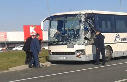 Ivanec: Sudarili se kamion i autobus, troje ljudi ozlijeđeno