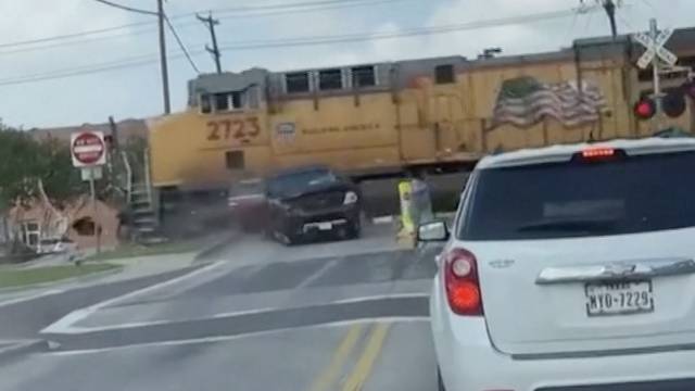 U zadnji tren izbjegli smrt: Auto im zapeo na tračnicama pred jurećim vlakom