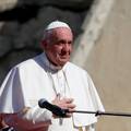 Papa se dobro oporavlja nakon operacije, već se i prošetao