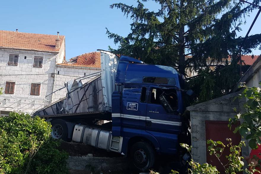 Kamion se zabio u zid
